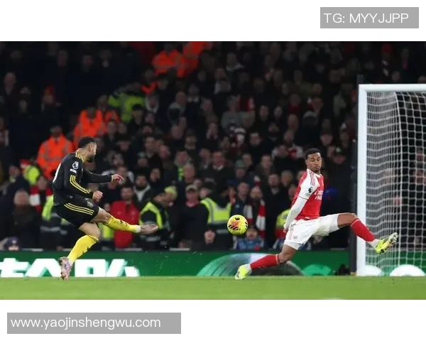 欧冠激战阿森纳大胜里昂争议判罚引发全场热议